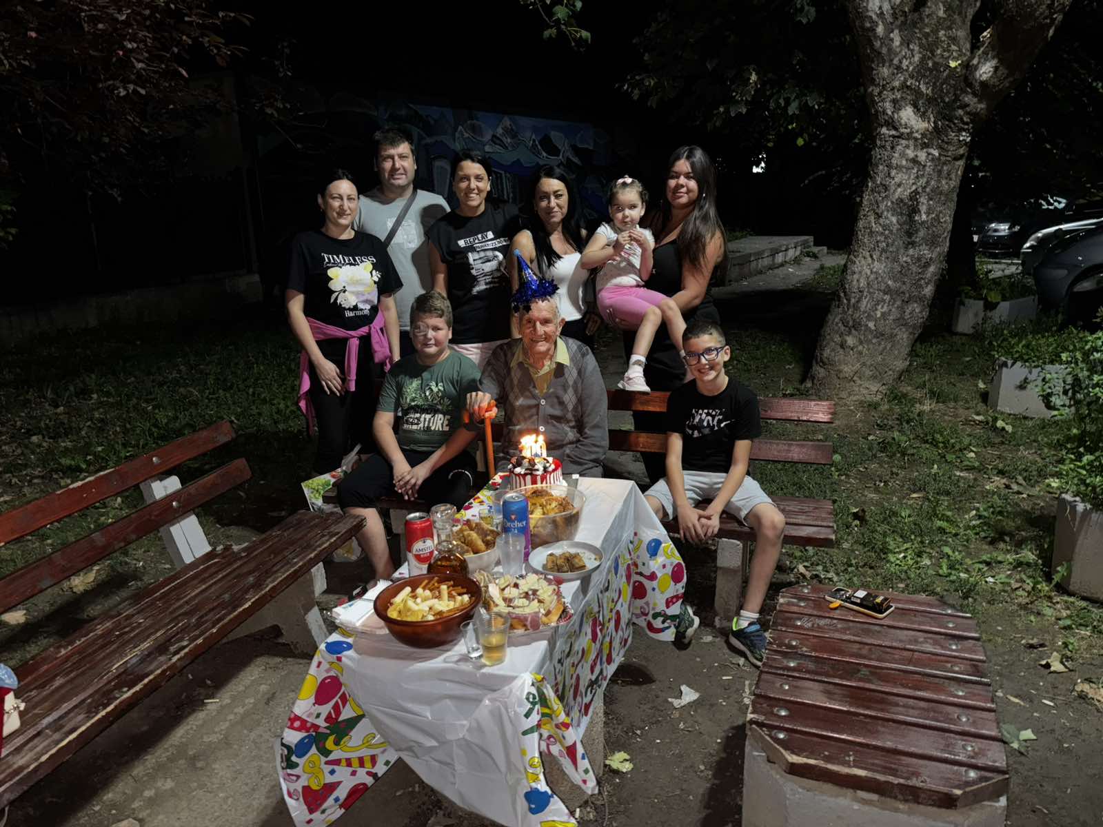 Nikodije sa tortom, okružen decom iz komšiluka